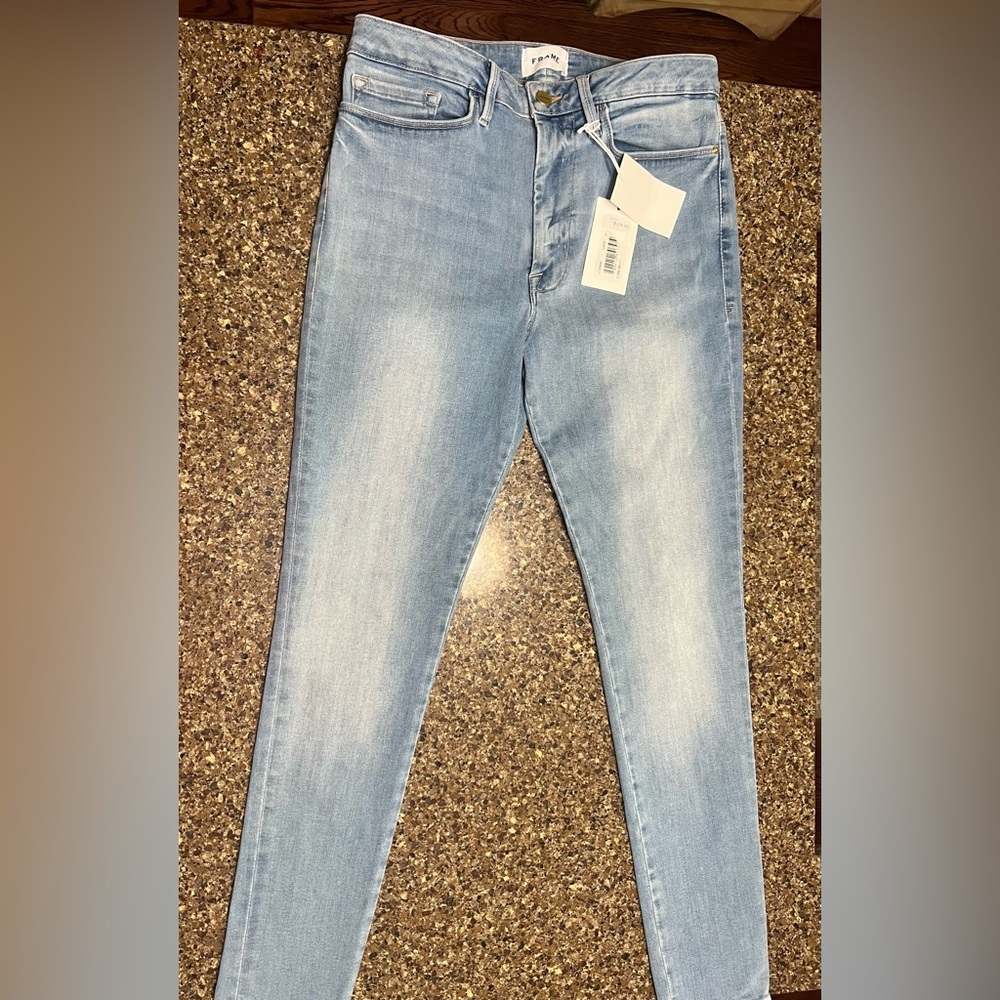 FRAME Le One skinny jeans size 2 in Italy. which fits like a US6..brand new